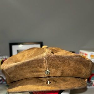 VINTAGE OLD BERET 100% leather Brand hush puppies from the 1970S
